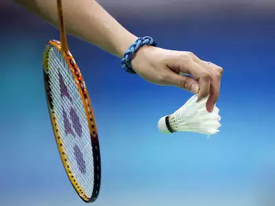 Servicio en el bádminton 