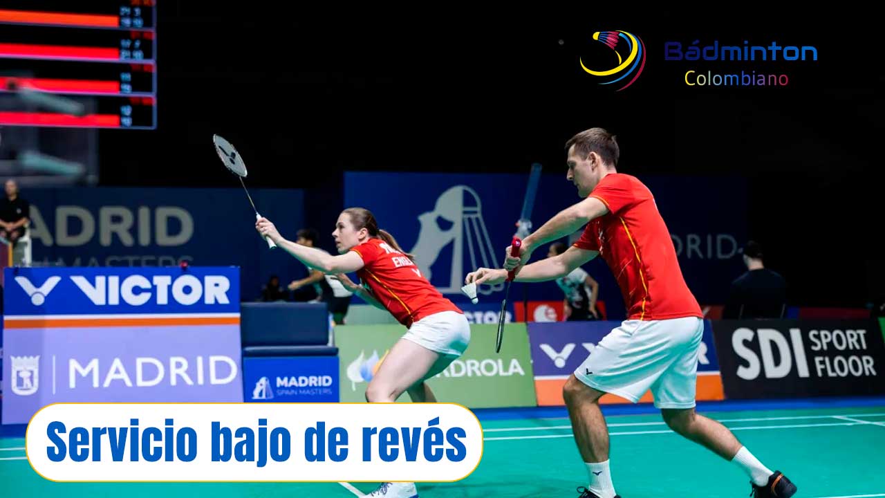 Servicio bajo de revés en bádminton