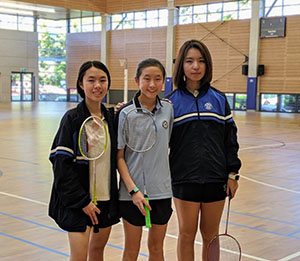 jugar bádminton en el colegio