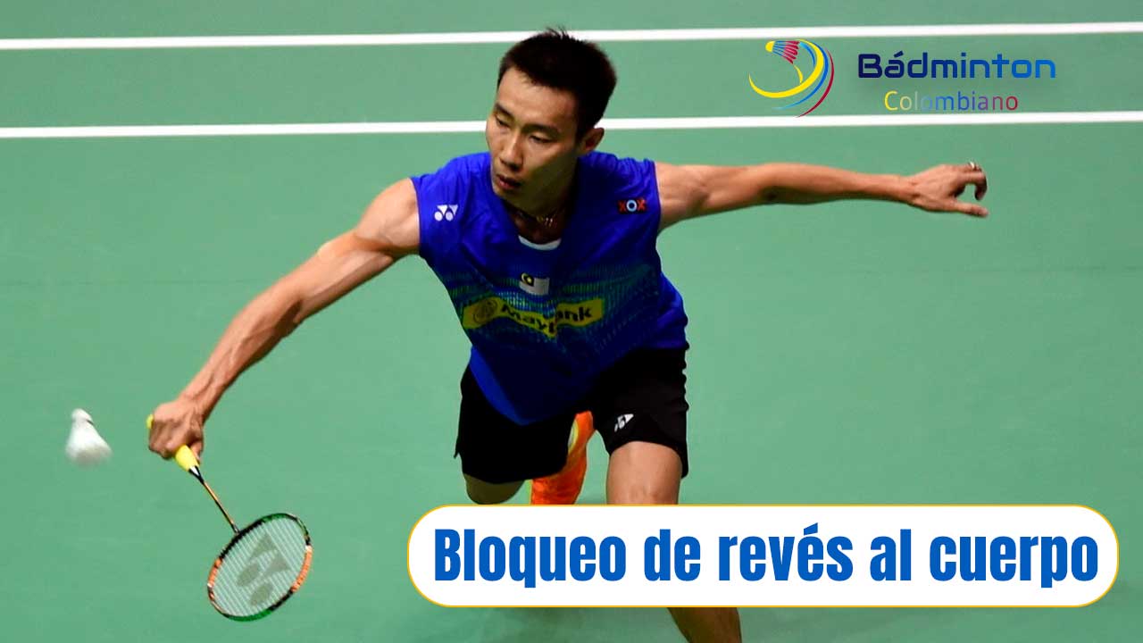 Bloqueo de revés al cuerpo
