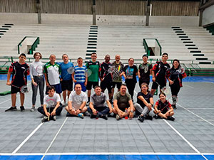 Familias que juegan bádminton